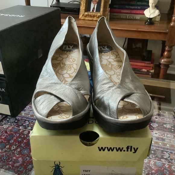 Shoes - Picture 4 of 4